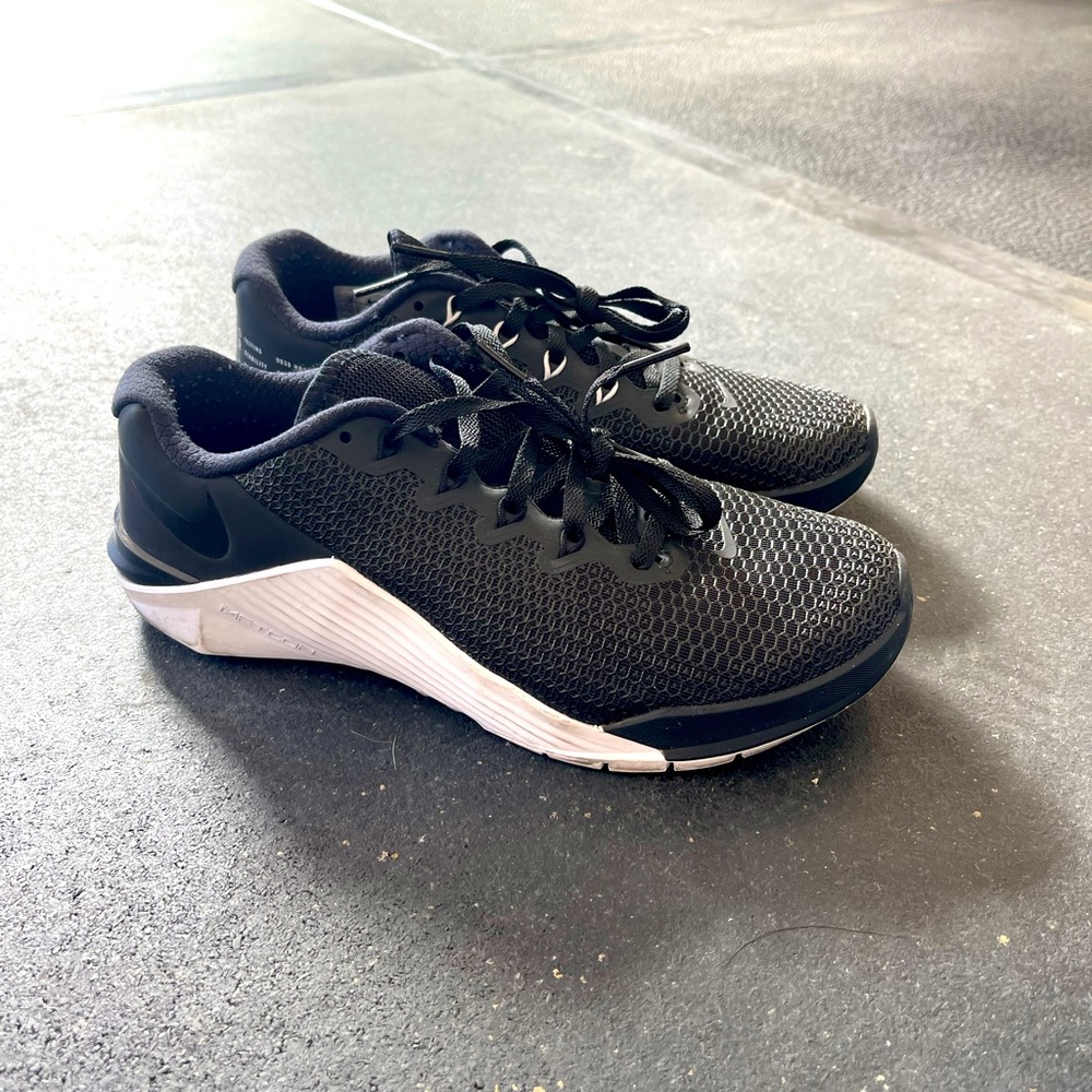 Size 8 Nike metcon 5 like new condition